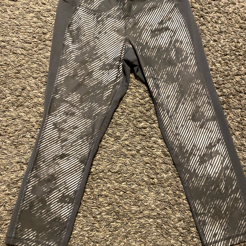 Old Navy Gray and White Active Capri Length Leggings